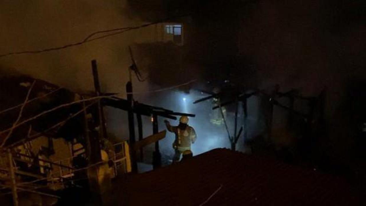 Gaziosmanpaşa'da 2 katlı binada yangın