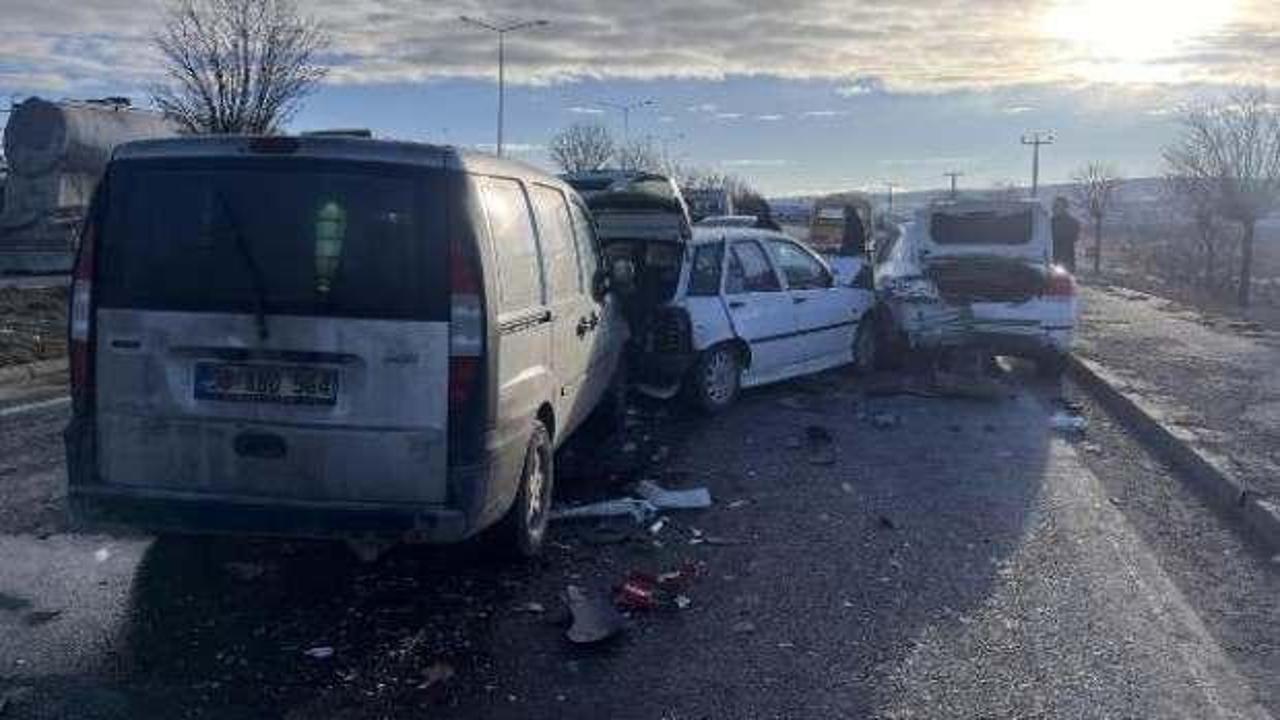Sivas'ta, 10 aracın karıştığı zincirleme kaza
