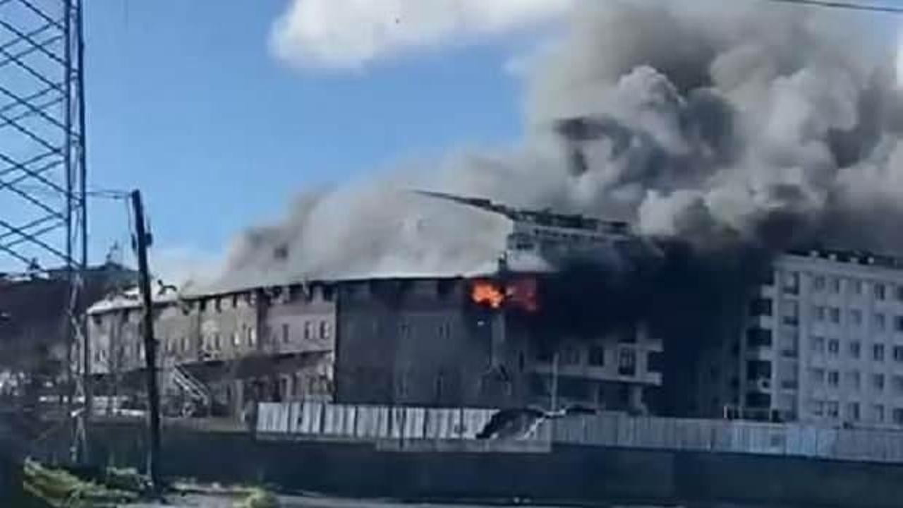 Sultangazi'de yangın: İtfaiye ekipleri müdahale ederken patlama oldu