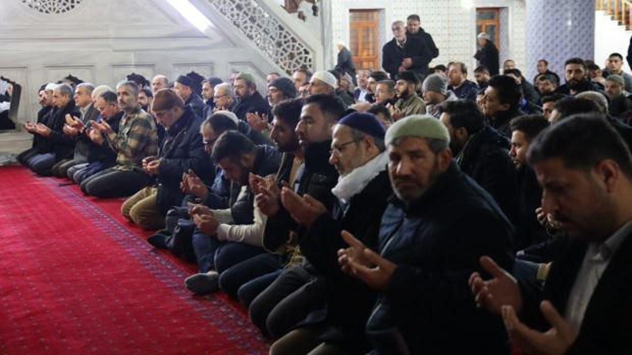 Depremde hayatını kaybedenler Şanlıurfa&rsquo;da dualarla anıldı