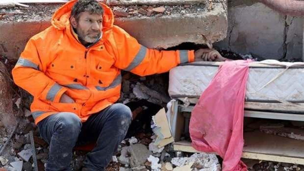 Enkaz altındaki kızının elini bırakmayan baba y&uuml;rek burkan s&ouml;zler