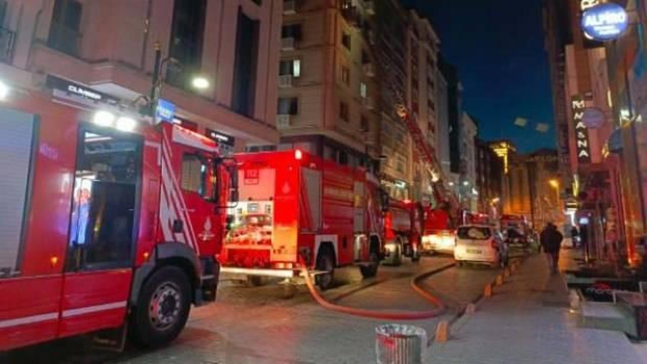 Fatih'te otelde yangın: Mahsur kalan 20 kişi kurtarıldı