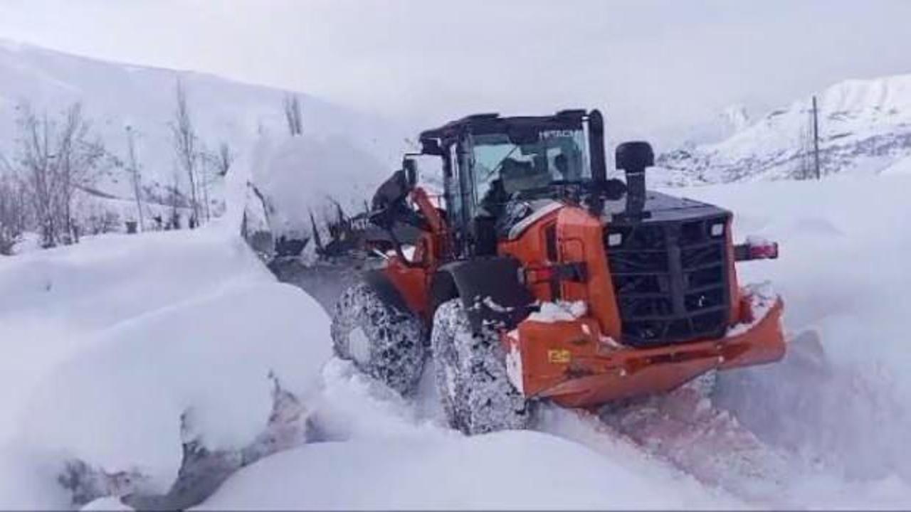 Şırnak'ta 20 yerleşim yerinin yolu, kardan kapandı