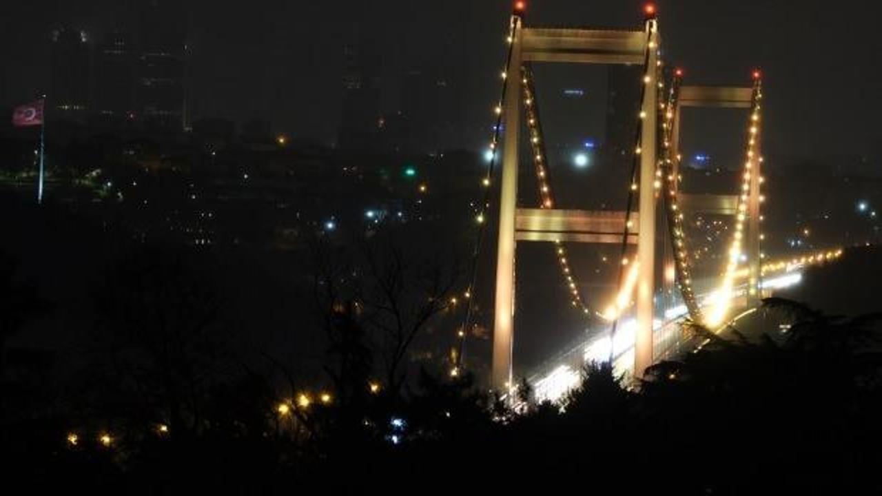 FSM Köprüsü, çocukluk çağı kanserlerine dikkati çekmek için ışıklandırıldı
