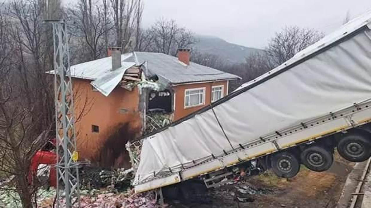 Sivas'ta 45 gün önce üzerine kamyon düşen eve şimdi de TIR düştü