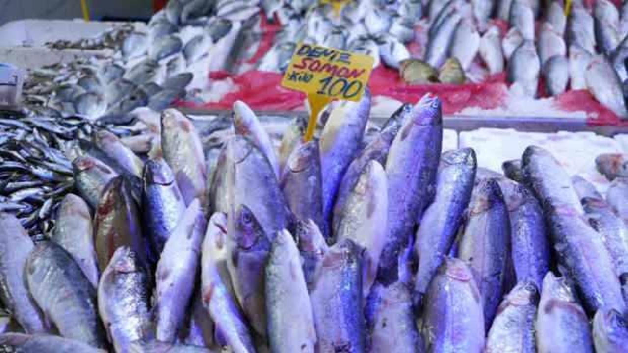 Tezgahların g&ouml;zdesi somon ve istavrit