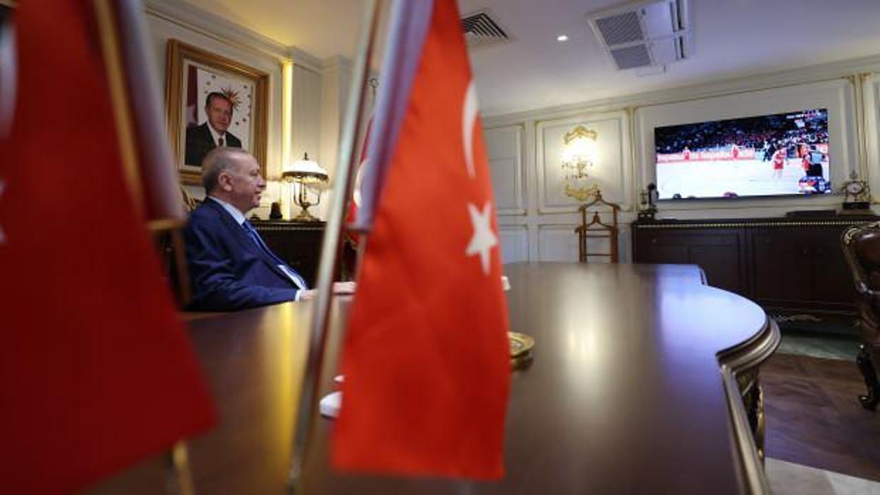Cumhurbaşkanı Erdoğan, milli maçı heyecanla takip etti