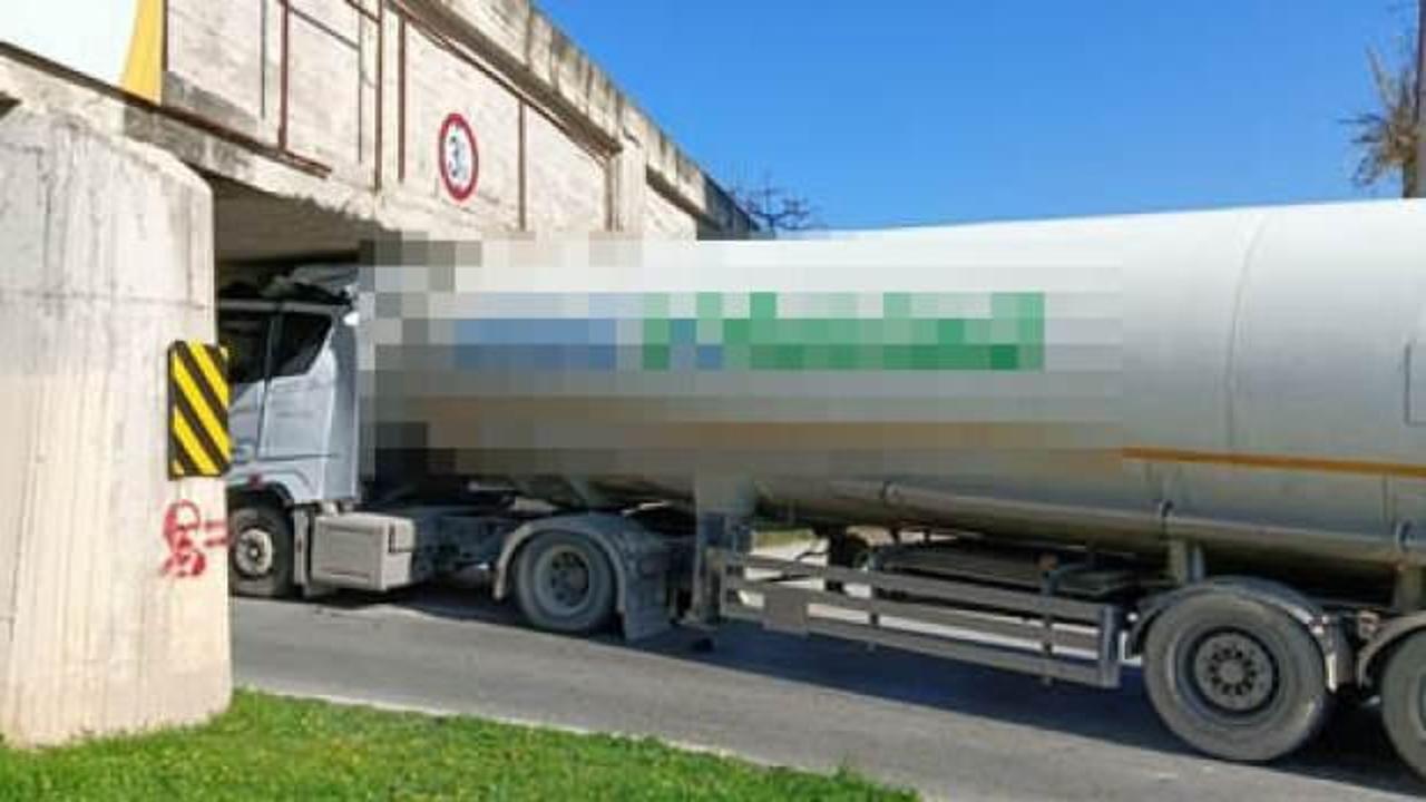 Doğal gaz tankeri k&ouml;pr&uuml;ye sıkıştı