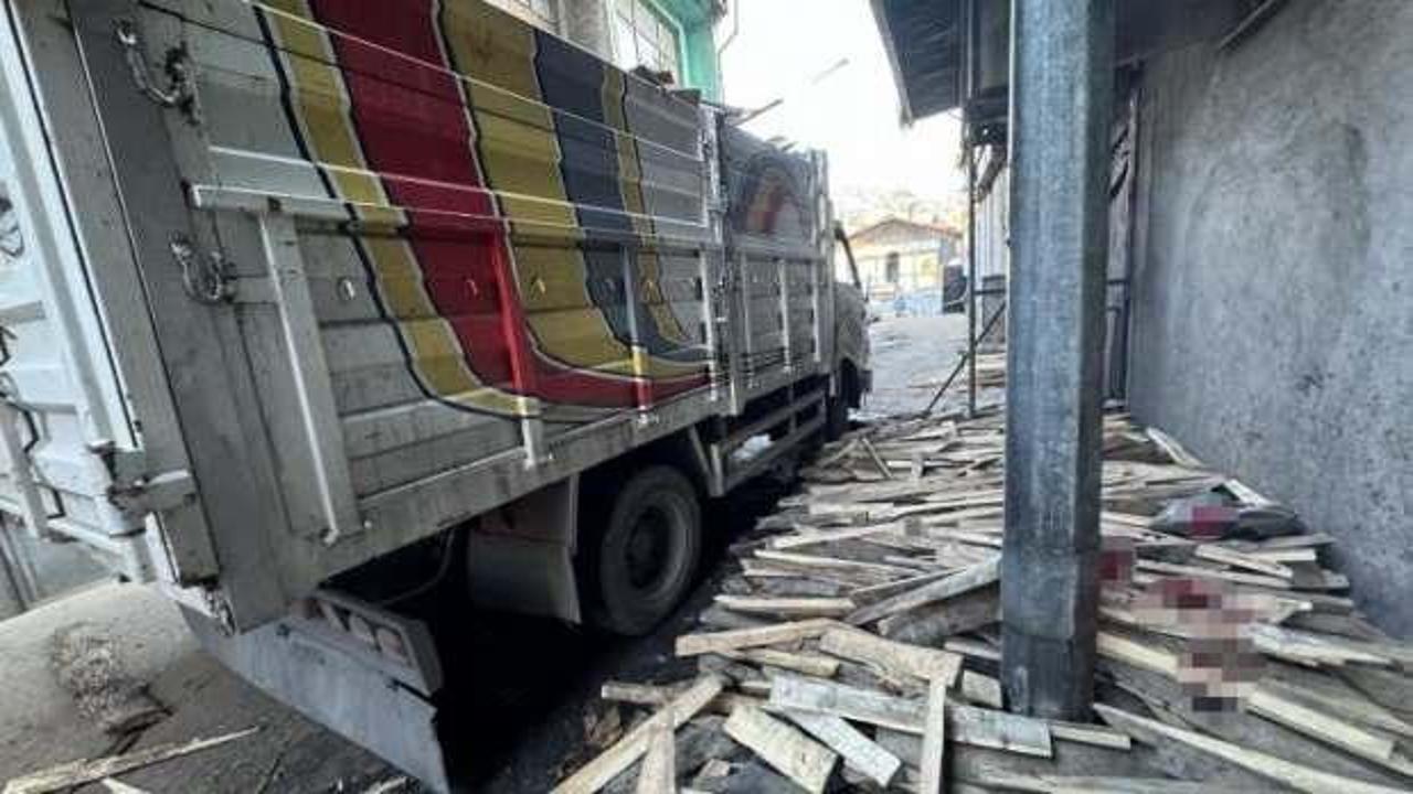 Kamyonetin kasası a&ccedil;ılınca 15 yaşındaki &ccedil;ocuk canından oldu