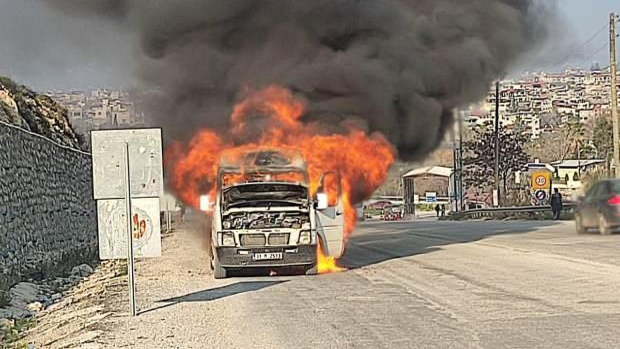  Seyir halindeki yolcu minibüsü alev alev yandı