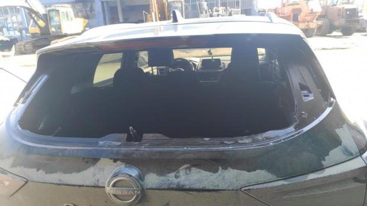 Tekkeköy Belediye Başkanı'nın aracının camı kırıldı, pankartı kurşunlandı