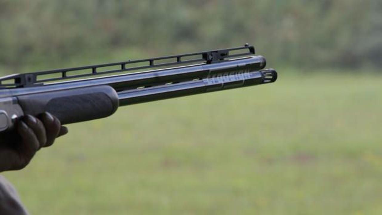 Yanağından makas alan şahsı tüfekle vurdu