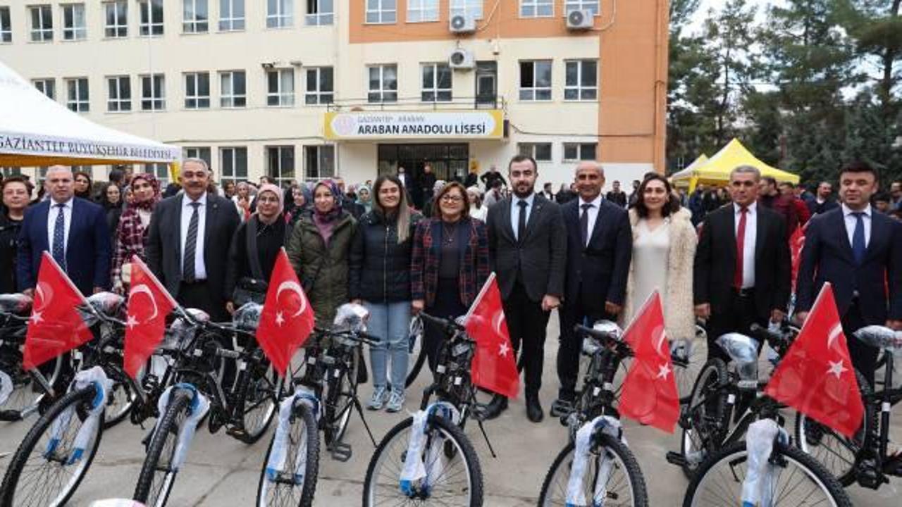 Yavuzeli ve Araban'daki öğretmenlere bisiklet dağıtıldı