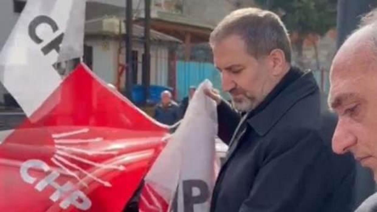 AK Partili Şen&rsquo;den centilmenlik &ouml;rneği! Yere d&uuml;şen CHP bayrağını topladı