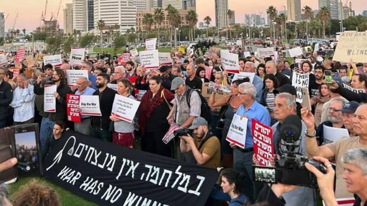 Tel Aviv'de savaş karşıtı protesto düzenledi