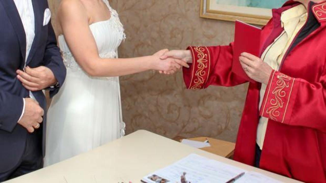 Antalya'da 'temsili nikah memuru' yevmiyesinin g&uuml;nl&uuml;ğ&uuml; 1500 ila 4 bin TL