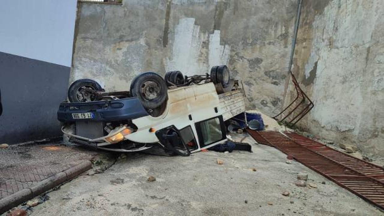 Faciaya ramak kala! Kamyonet 30 metre y&uuml;kseklikten okul bah&ccedil;esine u&ccedil;tu