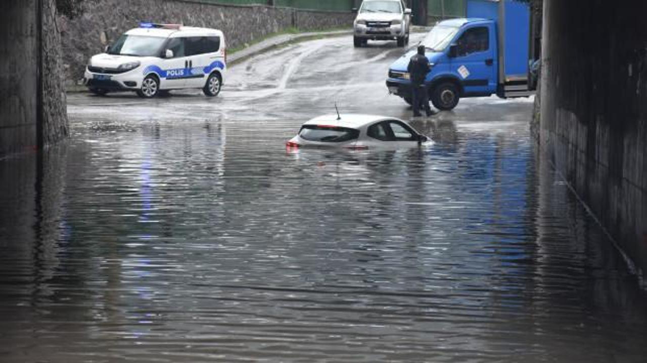 İzmir'de her yağış sonrası aynı manzara: Su bastı, otomobil mahsur kaldı