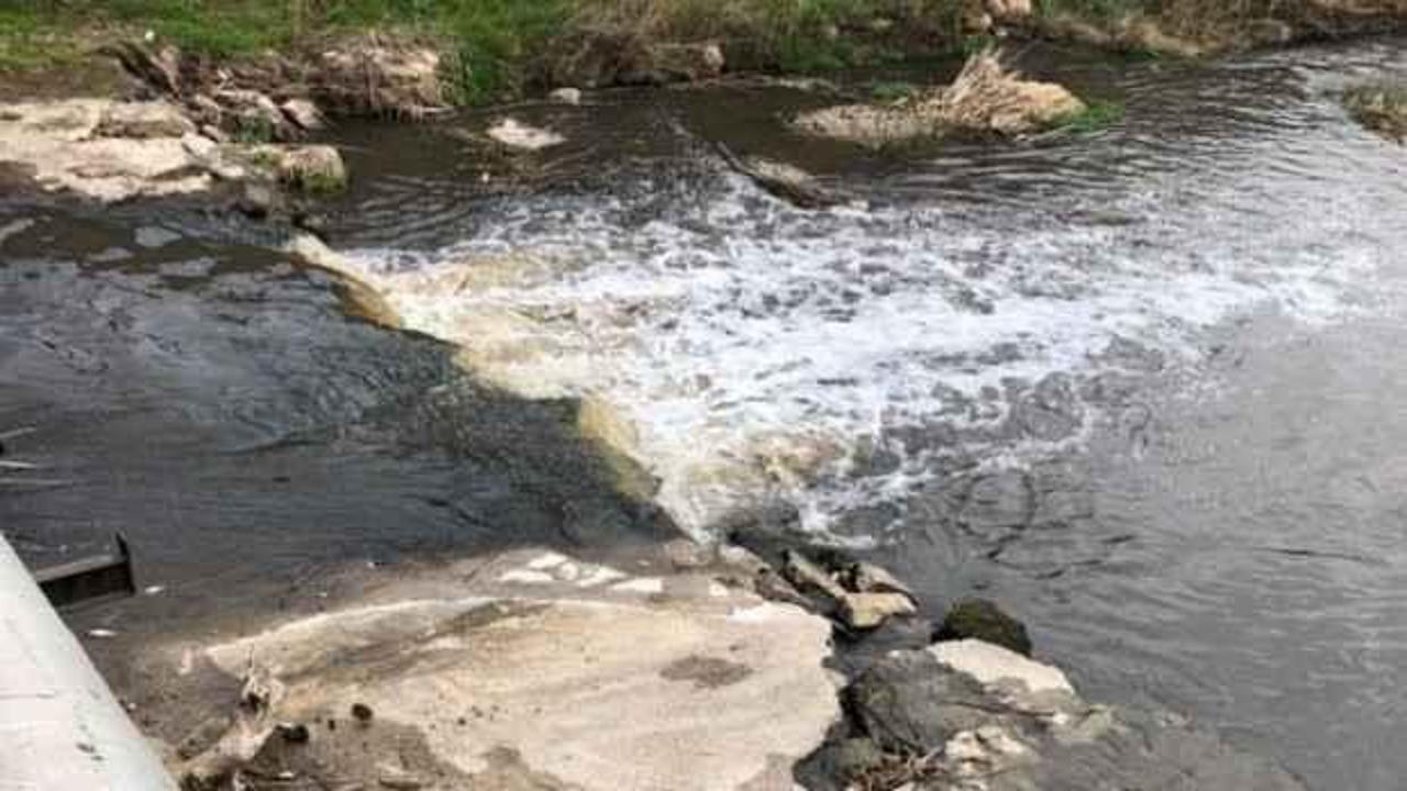 Rengi değişen derede korkutan g&ouml;r&uuml;nt&uuml;