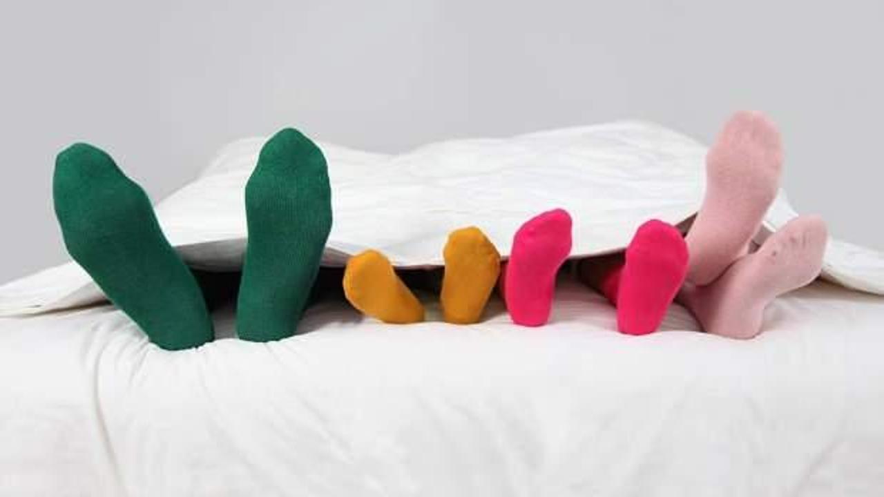 Gece çorapla uyumak zararlı mı, beyne zarar verir mi? Uyurken çorap giyilir mi?