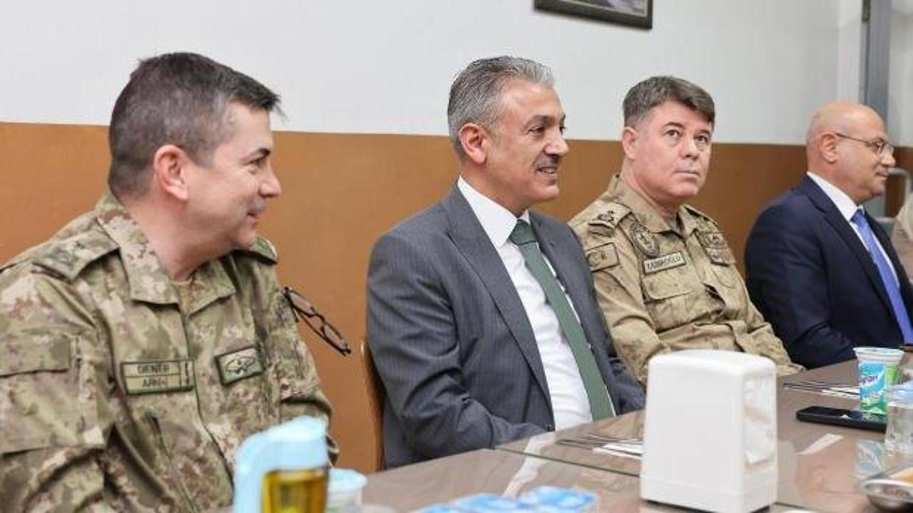 Mardin Valisi Akkoyun sınırda görevli askerlerle iftar yaptı
