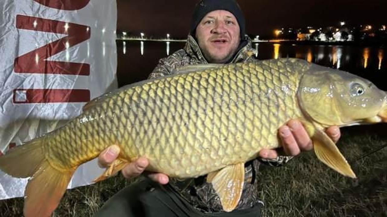 Tuttukları devasa sazanlar g&ouml;renleri şaşkına &ccedil;evirdi