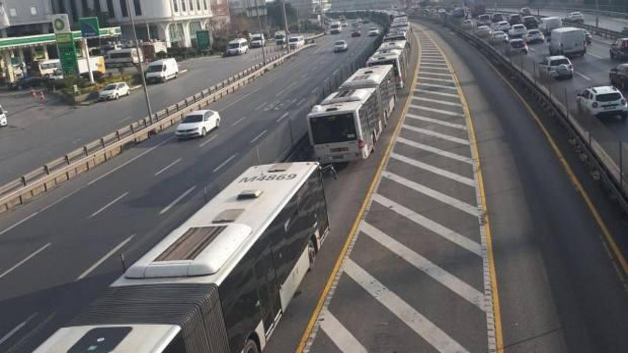 Metrob&uuml;sler tren oldu! İstanbulluların sabah &ccedil;ilesi