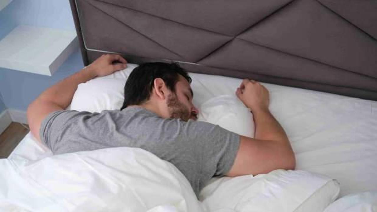 Yüzüstü yatmak kalbe zararlı mı? En zararlı ve en sağlıklı uyku pozisyonu nedir?
