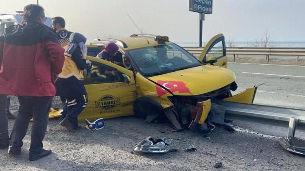 Cenaze d&ouml;n&uuml;ş&uuml; feci kaza: Otomobil bariyerlere saplandı