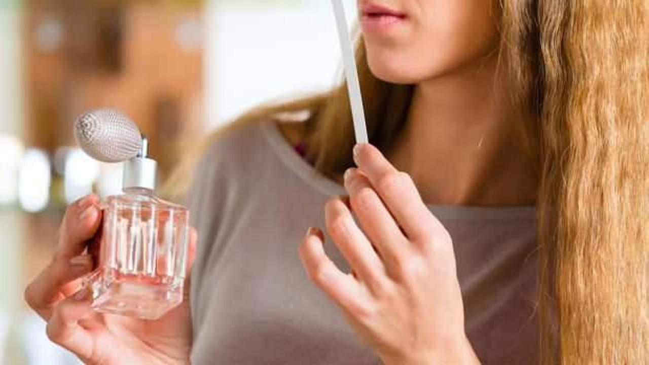 Kadınların parfüm sürmesi caiz mi? Koku sürünmek ve parfüm sıkmak günah mı?