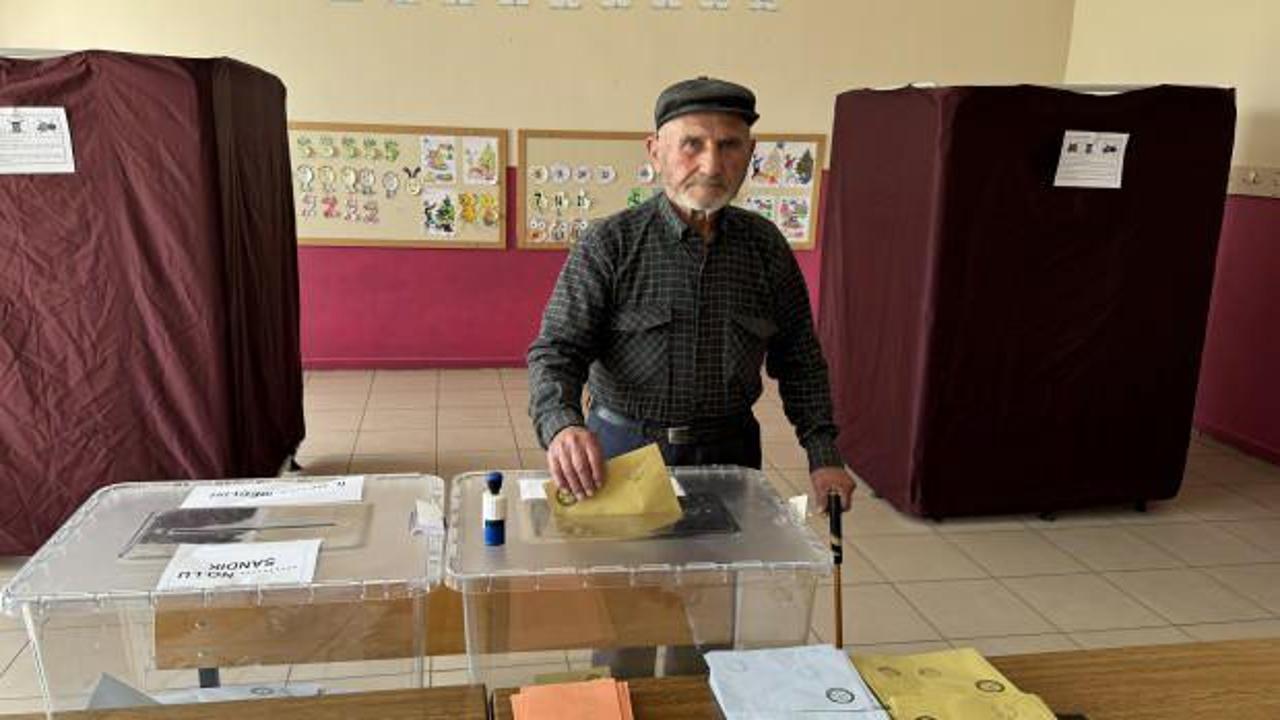 K&ouml;yde tek başına yaşayan vatandaş oyunu kullandı