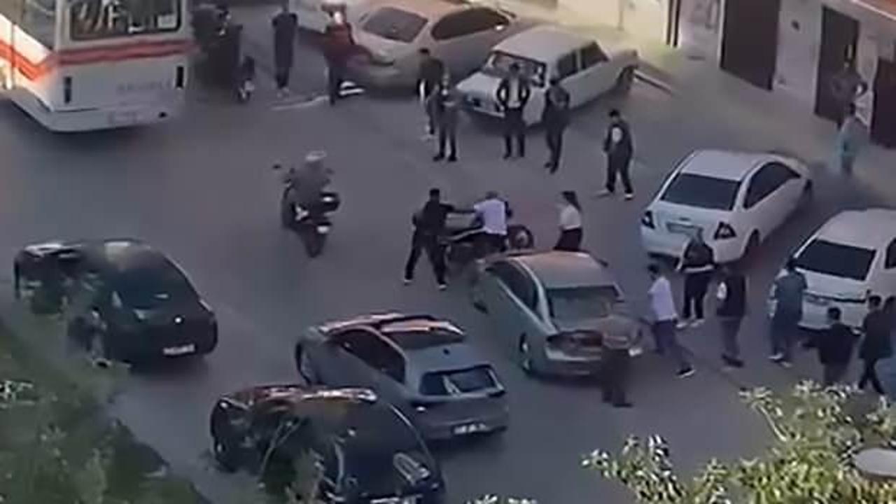 Magandalar! Tartıştığı kişiye eşinin yanında bı&ccedil;ak &ccedil;ekip aracının camlarını kırdılar
