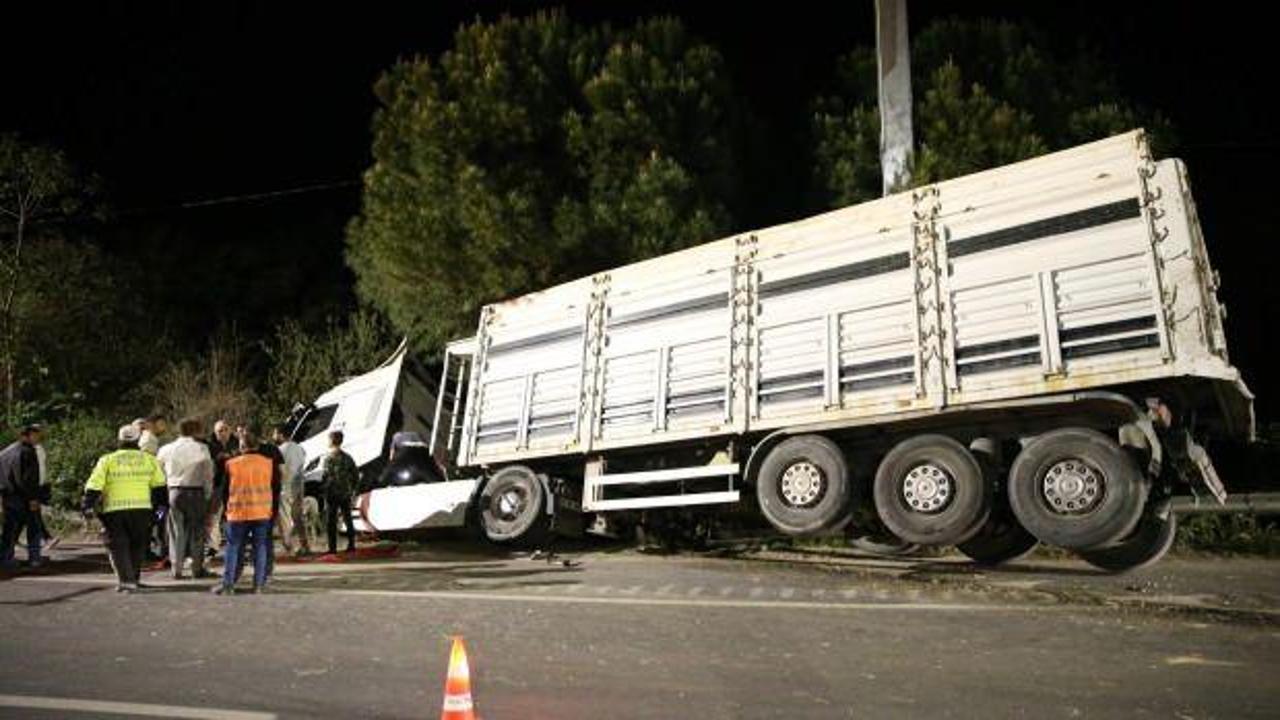 Denizli'de tır otomobile &ccedil;arptı: Aynı aileden 6 yaralı