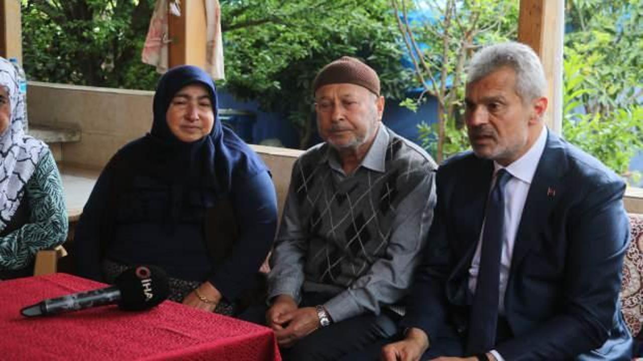 'Depremde 5 evladım gitti' diyen g&ouml;z&uuml; yaşlı anneye belediye başkanından bayram ziyareti