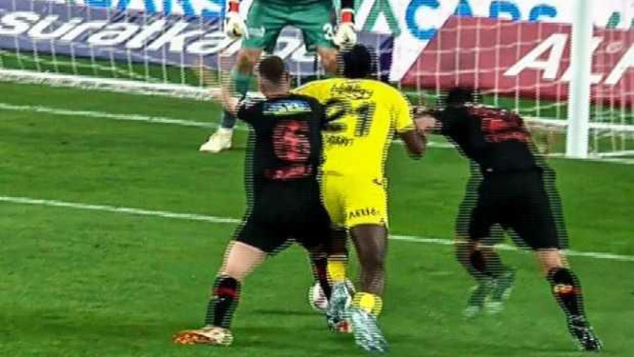 Yabancı VAR hakemi devreye girdi Fenerbahçe penaltı kazandı!