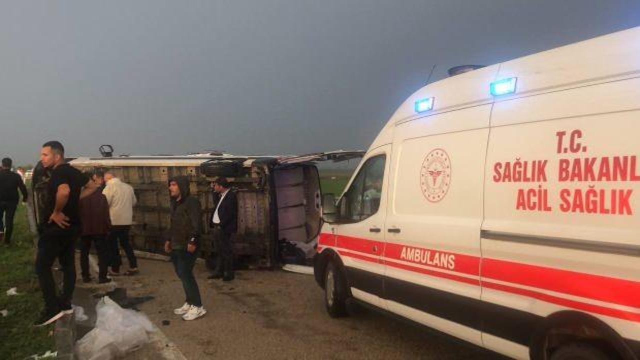 Kozan'da yolcu minibüsü devrildi: Çok sayıdàyaralı var