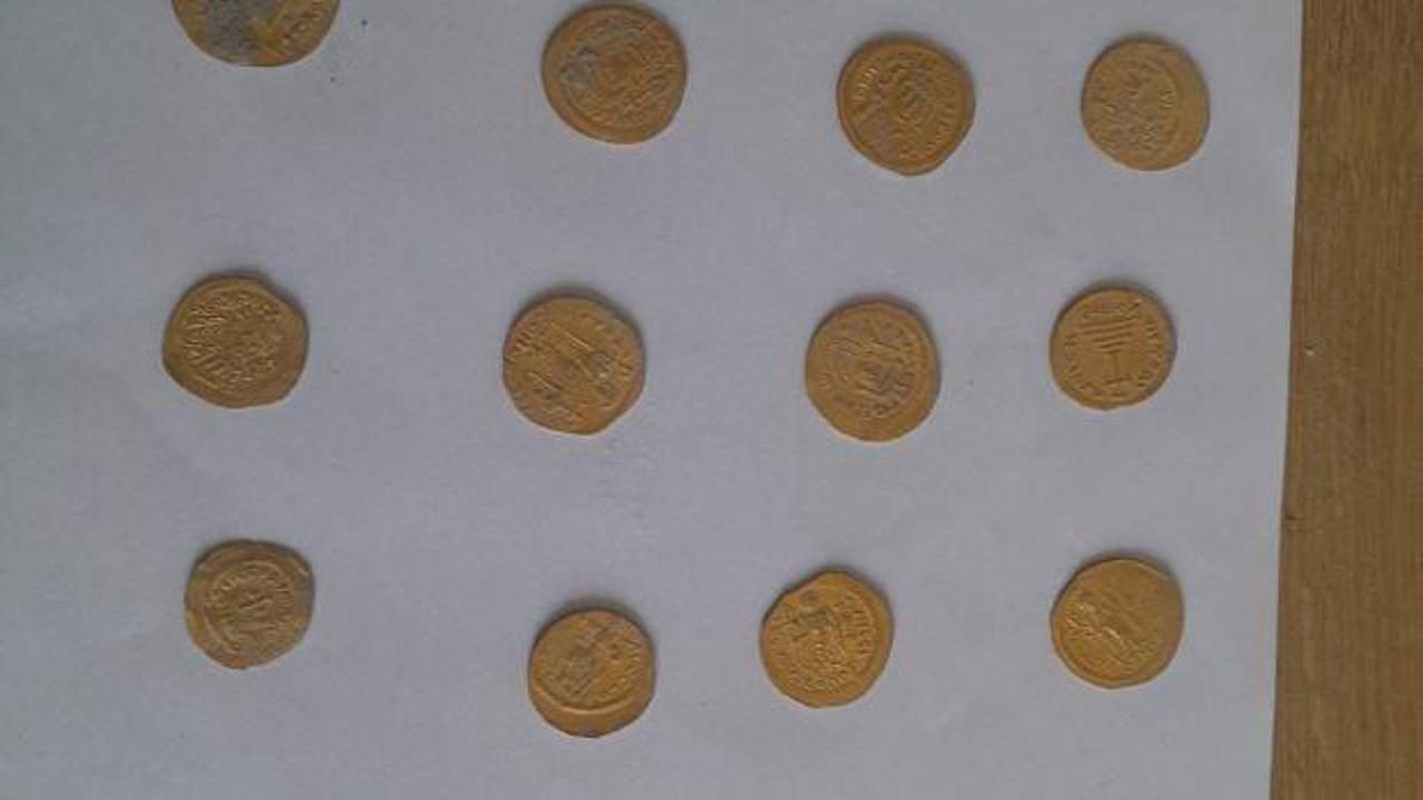 Hatay'da bulunan Bizans d&ouml;nemine ait sikkeler g&ouml;revlilere teslim edildi