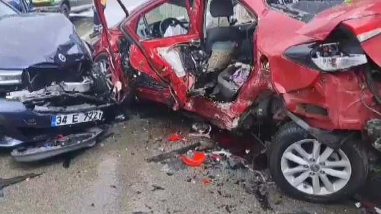 İstanbul'da feci kaza: Otomobil, park halindeki araca çarptı!
