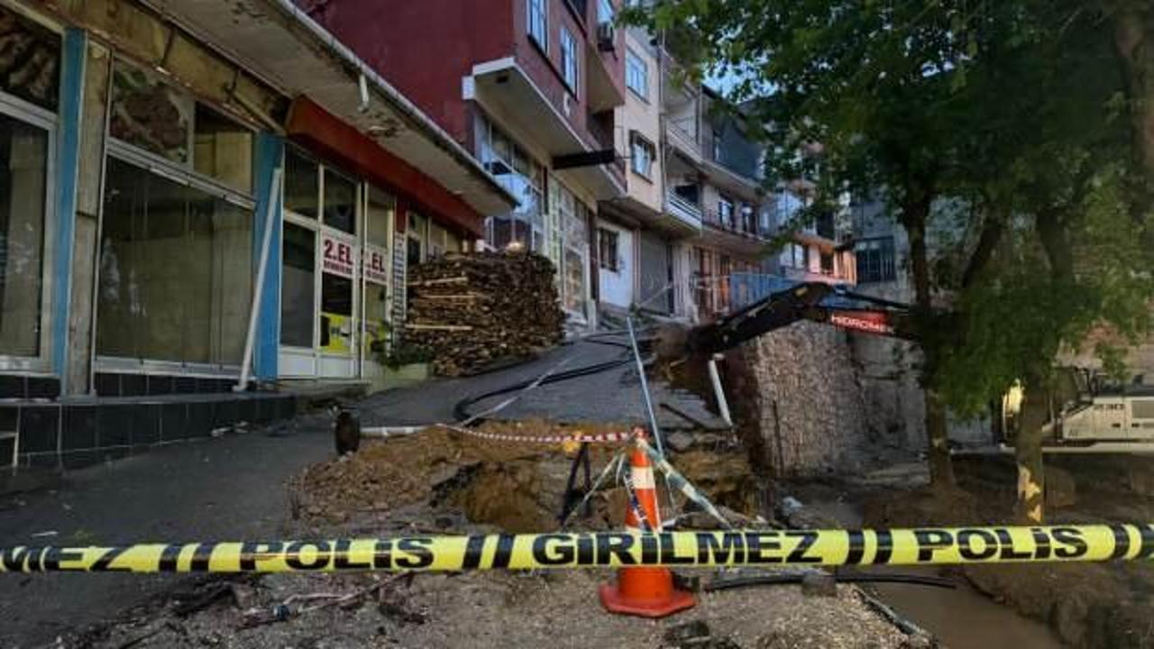 Kocaeli'de istinat duvarı &ccedil;&ouml;kt&uuml;: 5 katlı bina tahliye edildi
