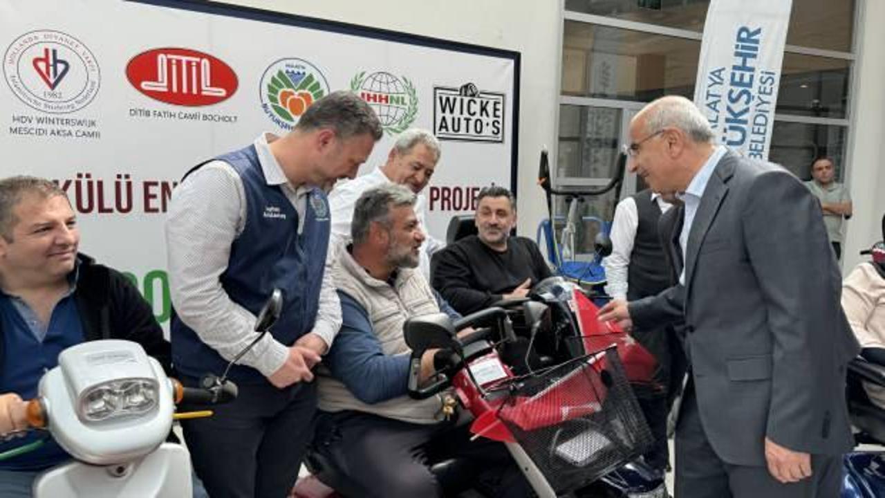 Malatya'da engelli depremzedelere 50 akülü tekerlekli sandalye dağıtıldı