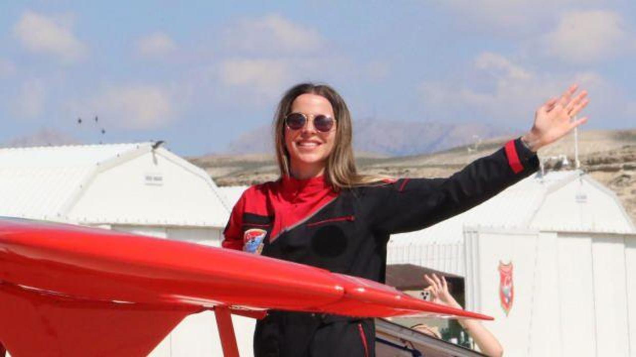 Türkiye'nin ilk kadın akrobasi pilotu Semin Öztürk’ten çocuklara özel gösteri