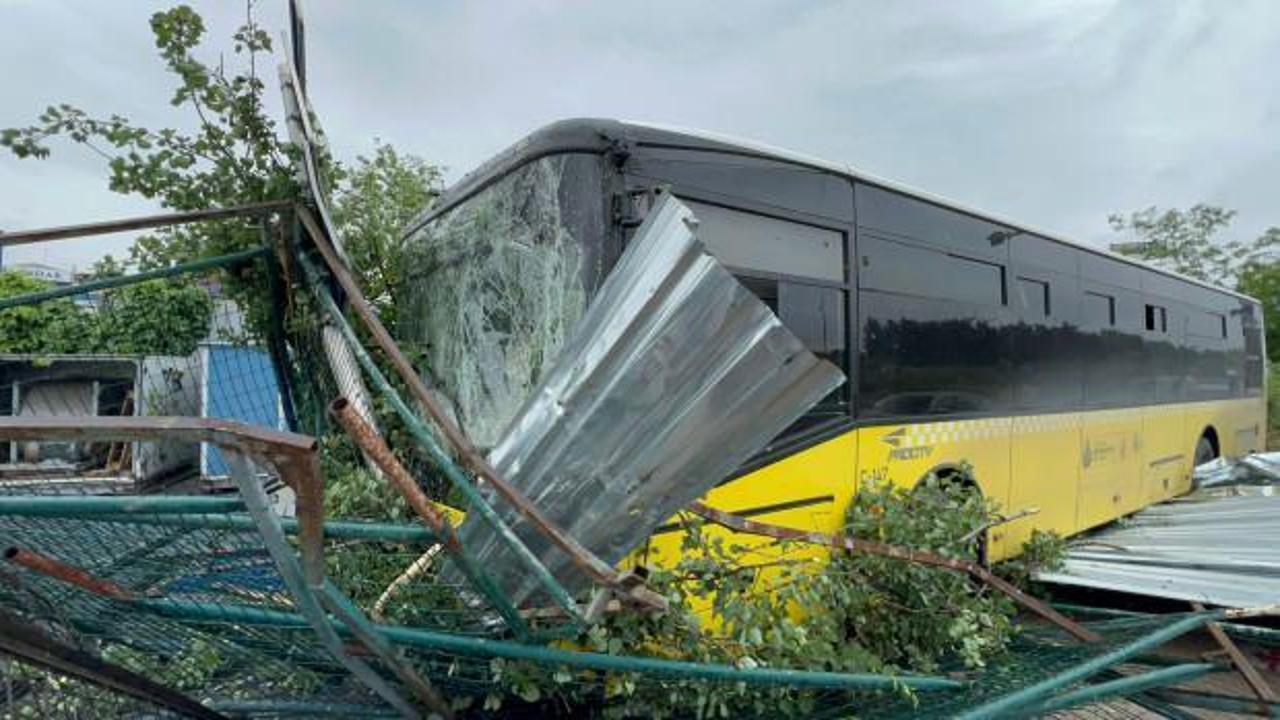 İETT otobüsü önce tabelayı ve ağaçları devirdi, sonra iş yerine daldı