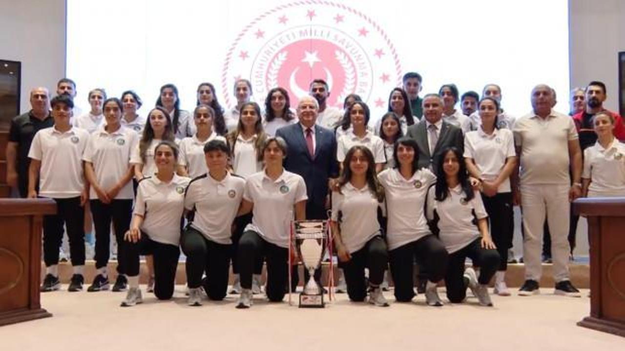 Bakan Güler, Yüksekova Belediyespor'un kadın futbolcularını ağırladı
