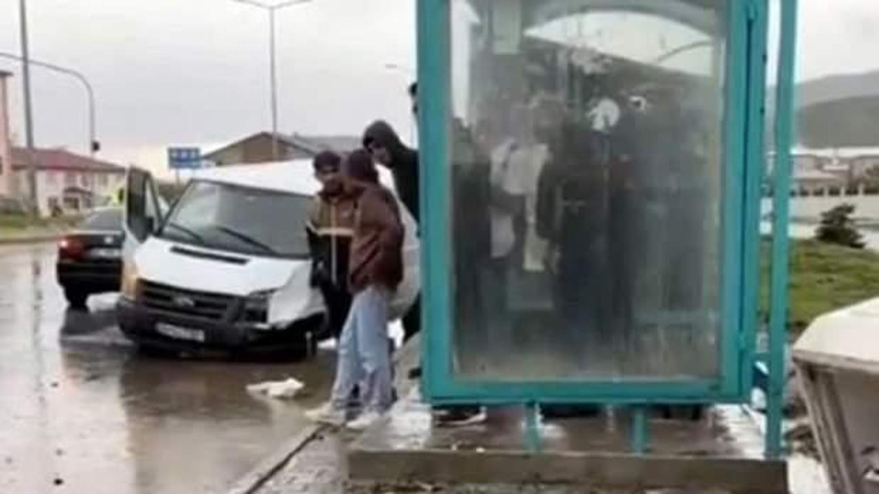 Minibüs kaldırımda yürüyenlere çarptı: 1 ölü 2 yaralı