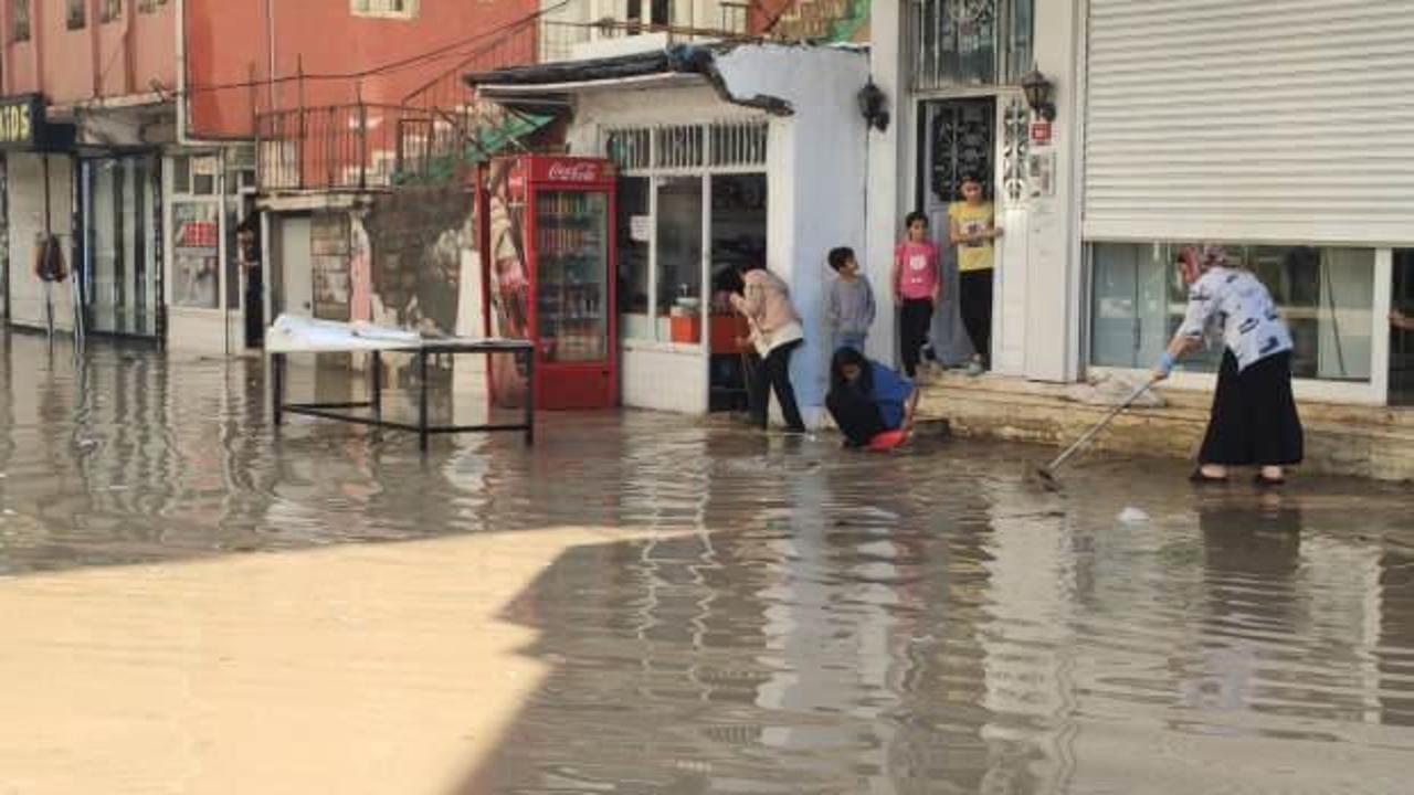 Cizre'de aniden bastıran sağanak ve dolu yağışı hayatı olumsuz etkiledi