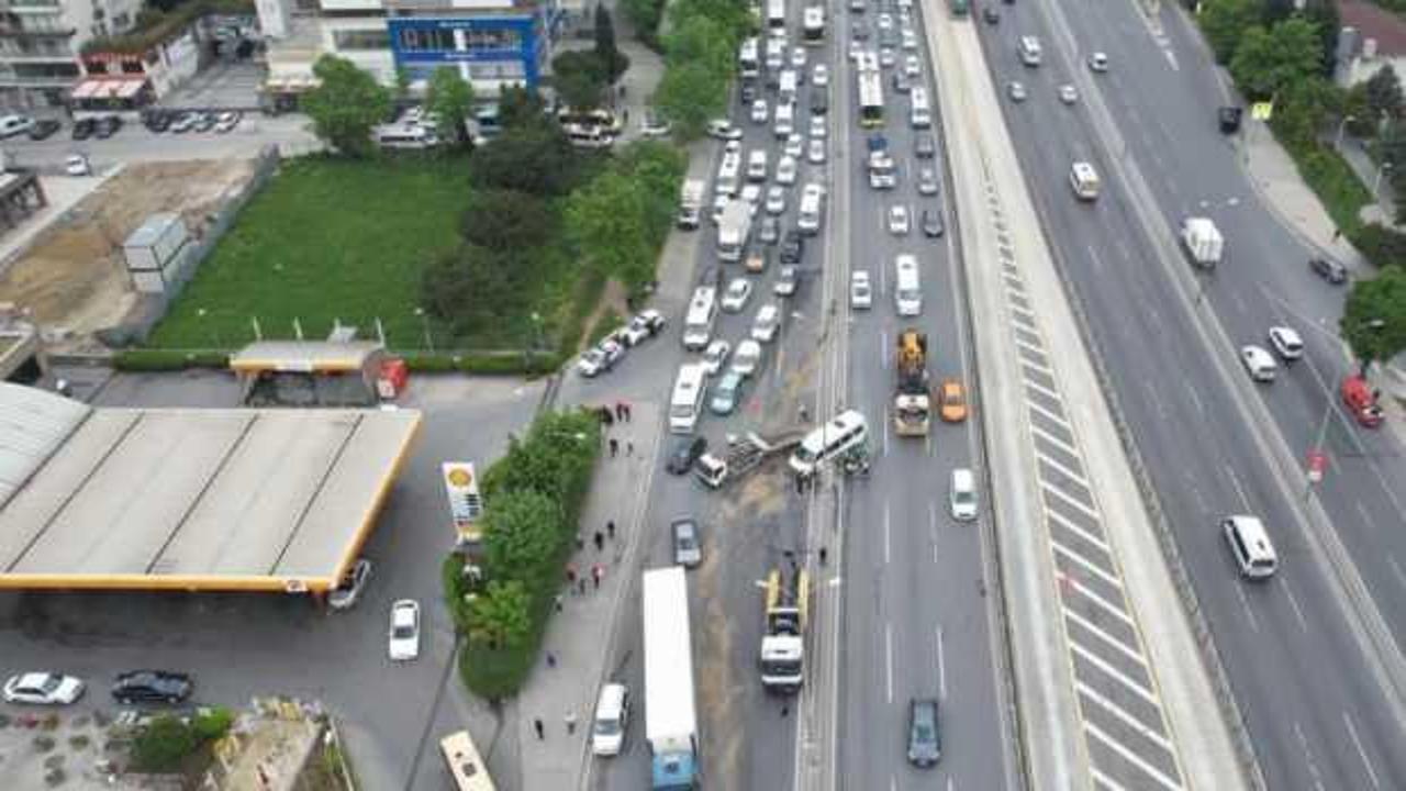 E-5'te iş&ccedil;i servisi devrildi: 13 yaralı