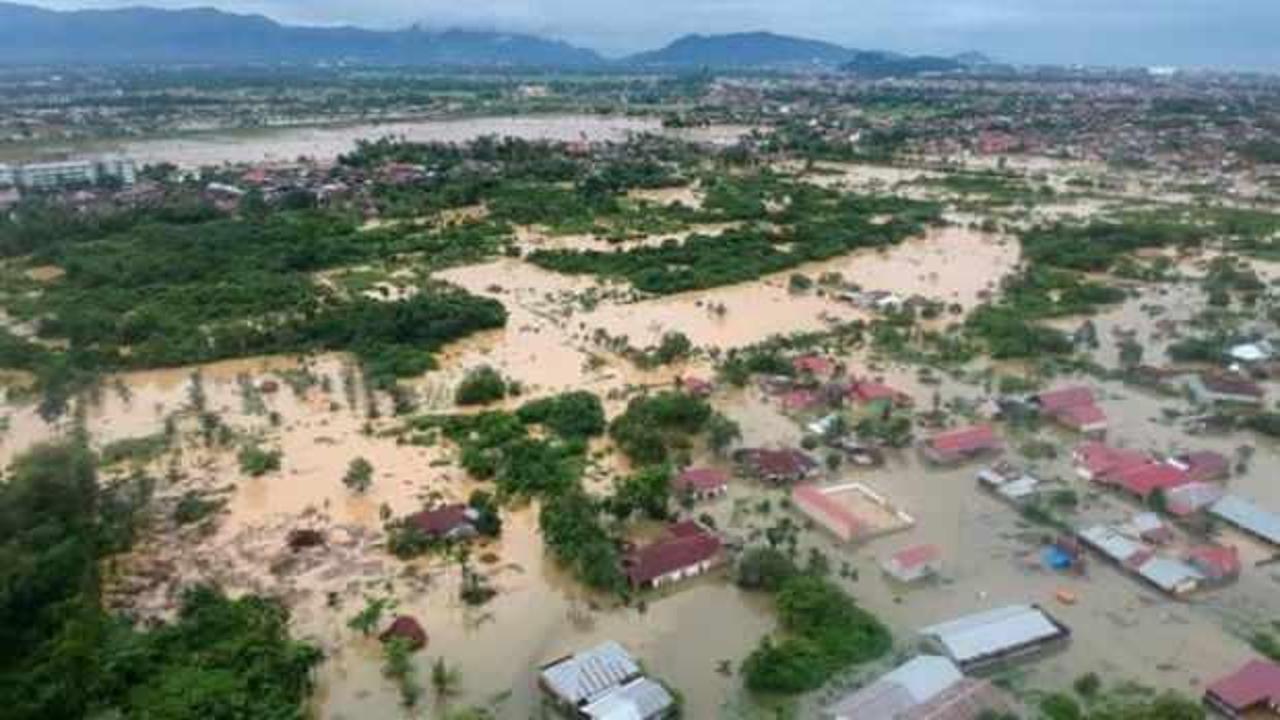 Endonezya'daki sel ve toprak kaymasında 15 kişi öldü