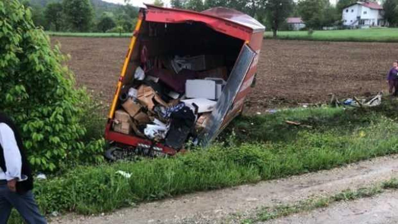 Kastamonu’da ev eşyası taşıyan kamyon tarlaya uçtu!