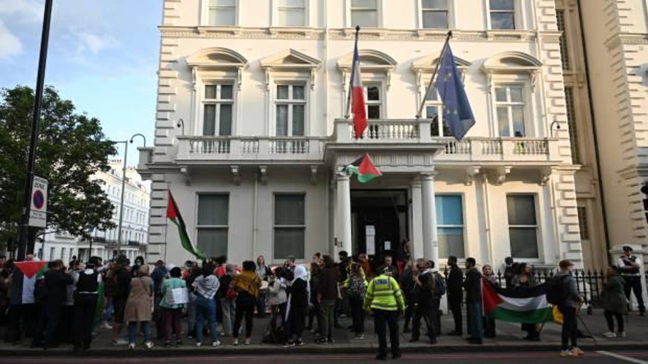 Fransa'nın Londra Büyükelçiliği önünde Filistin asıllı İngiliz cerrah Ebu Sitte tepkisi