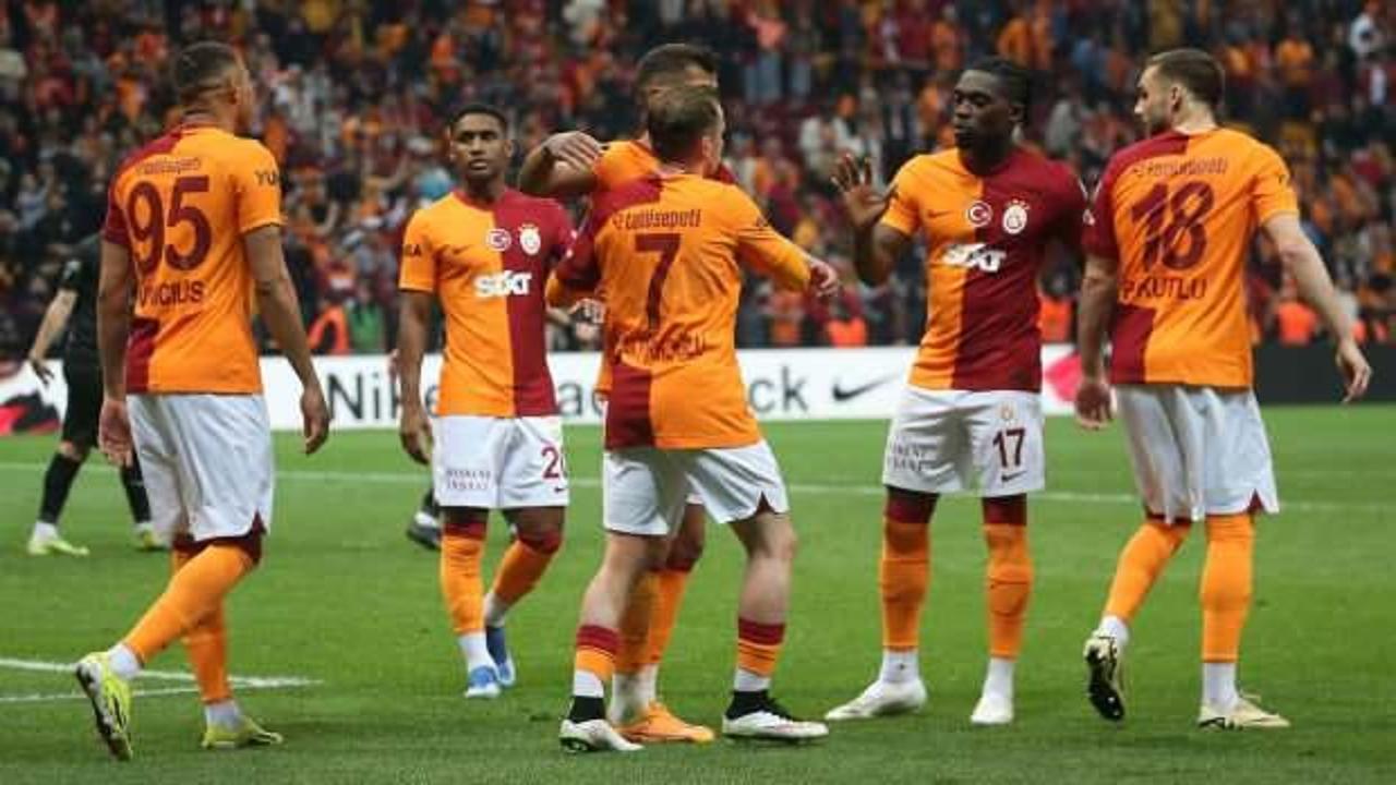 Galatasaray lig tarihine ge&ccedil;mek i&ccedil;in sahaya &ccedil;ıkıyor!